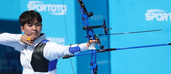 한국양궁의 명예를… 양궁 대표 김제덕이 11일 광주 5·18민주광장에서 열린 2025 세계양궁선수권대회 남자 개인 16강에서 화살을 쏘고 있다.  연합뉴스