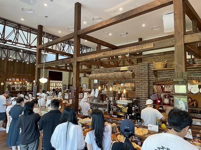 Customers line up buy bagels in London Bagel Museum in Jamsil, southern Seoul. [LOTTE DEPARTMENT STORE]