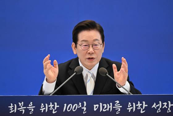 President Lee Jae Myung speaks at a press conference to mark 100 days in office at the Blue House’s Yeongbingwan state guest house in central Seoul on Sept. 11. [JOINT PRESS CORPS]