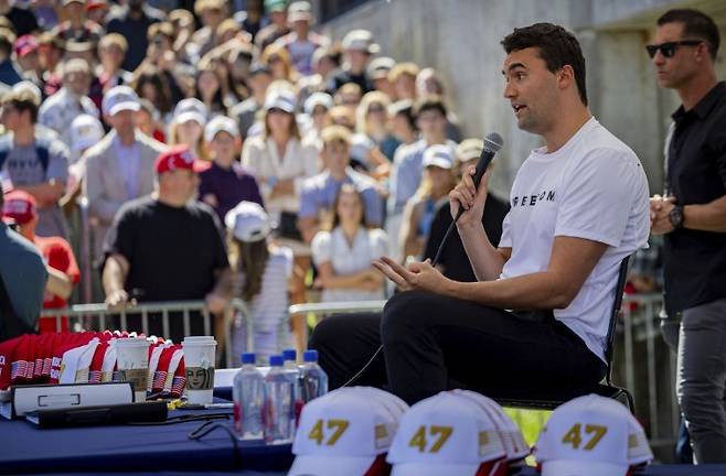도널드 트럼프 미국 대통령의 최측근인 찰리 커크 '터닝포인트 USA' 창립자가 10일(현지시간) 유타밸리 대학교에서 연설하는 모습. 커크는 직후 총격을 당했다. 연합뉴스