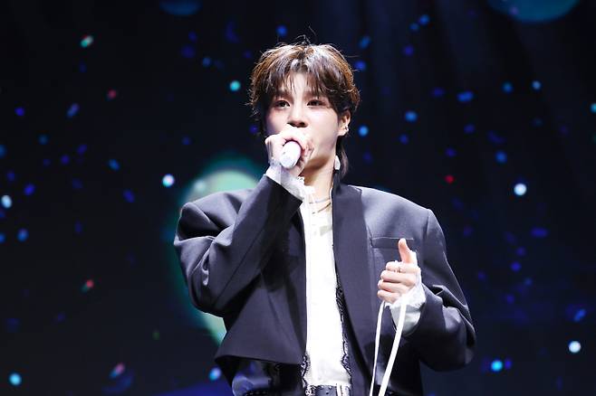 가수 정동원이 13일 오후 서울 용산구 노들섬 라이브하우스에서 열린 두 번째 정규앨범 '키다리의 선물' 발매 기념 쇼케이스에서 열창하고 있다. 연합뉴스