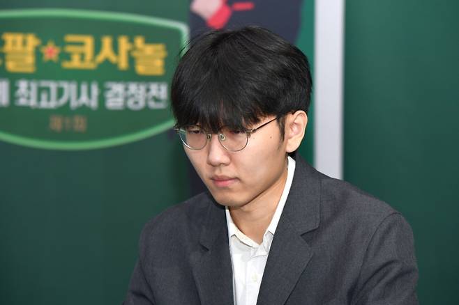 ‘바둑 황제’ 신진서 9단이 쏘팔코사놀 결승 2국서 투샤오위에 완승하며 승부를 1-1 원점으로 돌렸다. 한국기원 제공