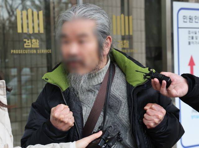 아동 성폭행범 조두순이 지난해 3월 오전 경기도 안산시 수원지방법원 안산지원에서 열린 첫 공판을 마치고 나오며 취재진 질문에 답하고 있다. 연합뉴스