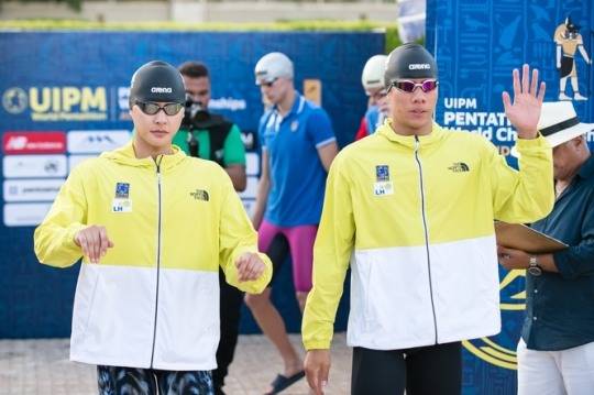 2022 근대5종 세계선수권대회 남자 계주 수영 경기에 나서는 전웅태(왼쪽)와 정진화. [대한근대5종연맹 제공]