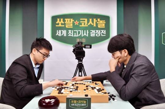 신진서 9단이 2국을 승리한 뒤 복기하고 있다. 사진[연합뉴스]