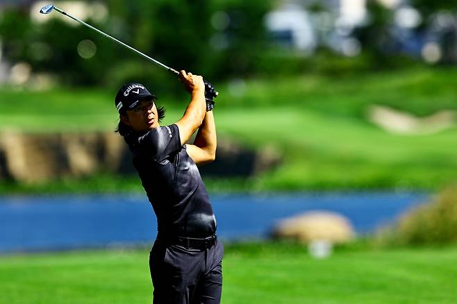 10일 진행된 신한동해오픈 연습 라운드에서 이시카와 료가 아이언 샷을 한 뒤 공을 바라보고 있다. JGTO