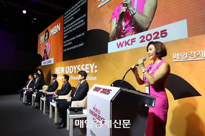 10일 서울 중구 신라호텔·장충아레나에서 열린 제26회 세계지식포럼 ‘코리아컨퍼런스, 세계로 향하는 K스타트업’ 세션에서 좌장인 제니 주 코리아컨퍼런스 창립자가 발표하고 있다. 이충우 기자