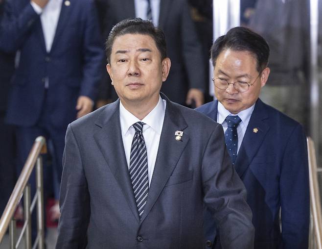 비공개 의총 입장하는 김병기 [사진 연합뉴스]