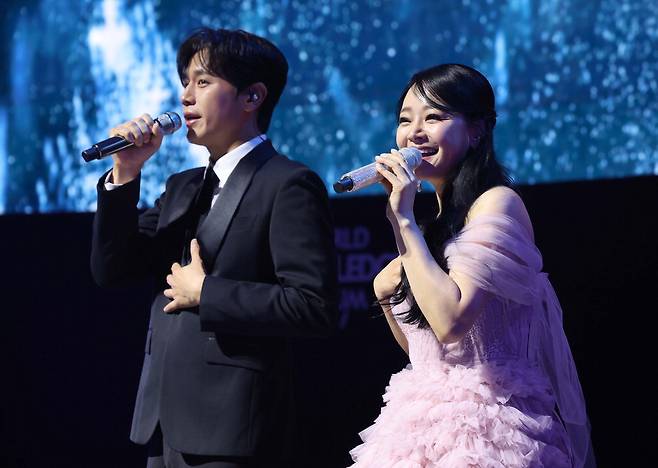 지난 10일 세계지식포럼 만찬 공연 무대에 오른 뮤지컬 배우 손준호·김소현 부부. 한주형 기자