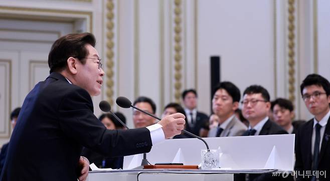 [서울=뉴시스] 고범준 기자 = 이재명 대통령이 11일 청와대 영빈관에서 열린 취임 100일 기자회견 '회복을 위한 100일, 미래를 위한 성장'에서 발언하고 있다. 2025.09.11. bjko@newsis.com /사진=고범준