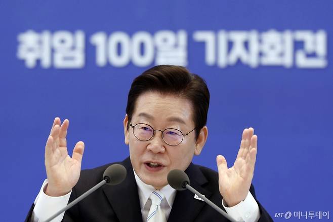 [서울=뉴시스] 최동준 기자 = 이재명 대통령이 11일 청와대 영빈관에서 열린 취임 100일 기자회견 '회복을 위한 100일, 미래를 위한 성장'에서 질문에 답변하고 있다. 2025.09.11. photocdj@newsis.com /사진=최동준