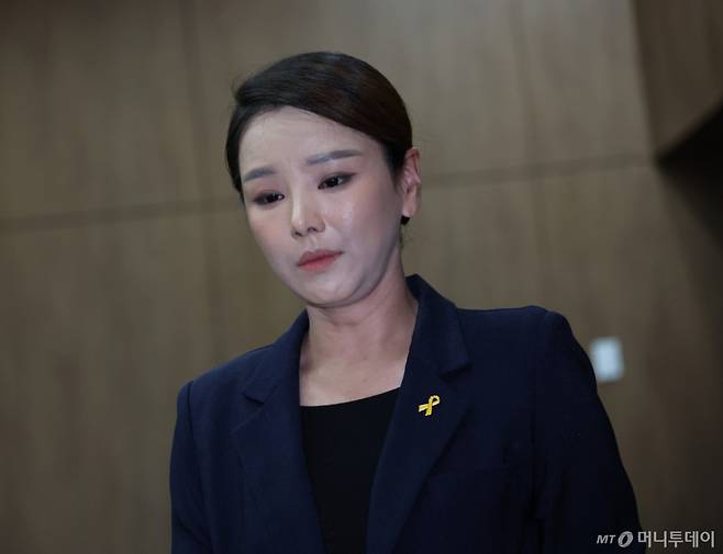 [서울=뉴시스] 김금보 기자 = 강미정 조국혁신당 대변인이 4일 서울 여의도 국회 소통관에서 당내 성비위 의혹과 관련한 탈당 기자회견을 하기위해 이동하고 있다. 2025.09.04. kgb@newsis.com /사진=김금보