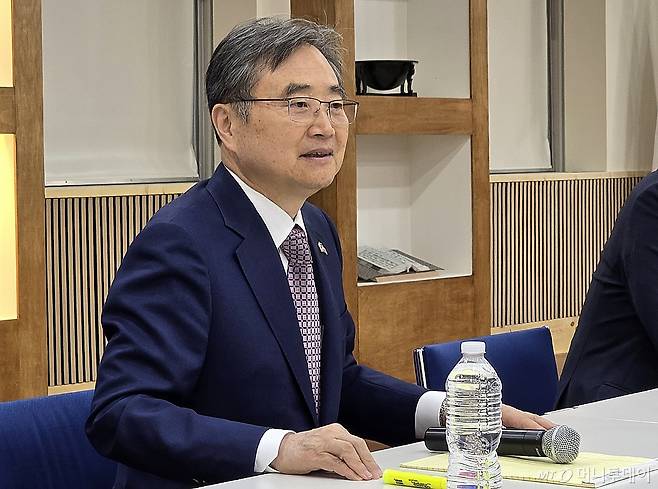 조현 외교부 장관이 10일(현지시간) 미국 워싱턴DC 주미한국대사관에서 마코 루비오 미 국무부 장관과 만나 조지아주 한국인 근로자 조기 석방을 위해 논의한 내용에 대해 한국 취재진들에게 설명하고 있다./사진=뉴스1