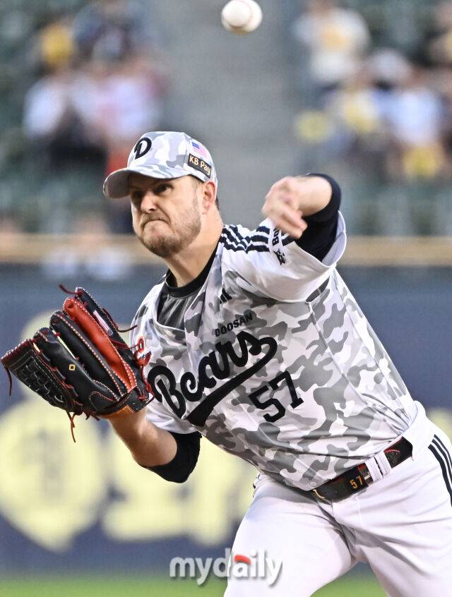 10일 오후 서울 잠실야구장에서 진행된 '2025 프로야구 KBO리그' 두산베어스와 LG트윈스의 경기. 두산 선발투수 콜어빈이 역투하고 있다./잠실=송일섭 기자