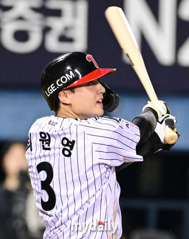 2025년 8월 30일 오후 서울 잠실구장에서 열린 '2025 신한 SOL뱅크 KBO 리그' 키움 히어로즈와 LG 트윈스의 경기LG 최원영이 4회말 1사 후 안타를 치고 있다./마이데일리