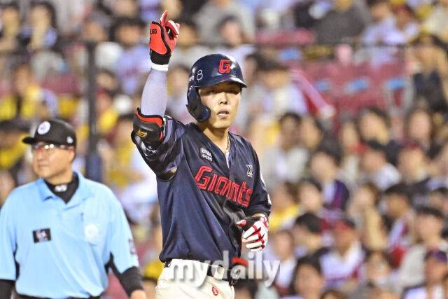 19일 서울 잠실야구장에서 열린 '2025 신한 SOL BANK KBO리그' 롯데 자이언츠와 LG 트윈스 경기. 롯데 고승민이 7회초 1사에 안타를 친 후 기뻐하고 있다./마이데일리