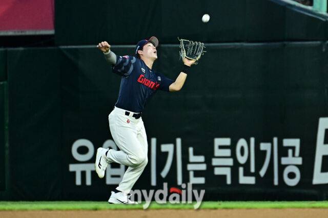 5일 인천 SSG랜더스필드에서 열린 '2025 신한 SOL BANK KBO리그' 롯데 자이언츠와 SSG 랜더스 경기. 롯데 고승민이 2회말 1사에 SSG 고명준의 타구를 전력질주로 잡아내고 있다./마이데일리