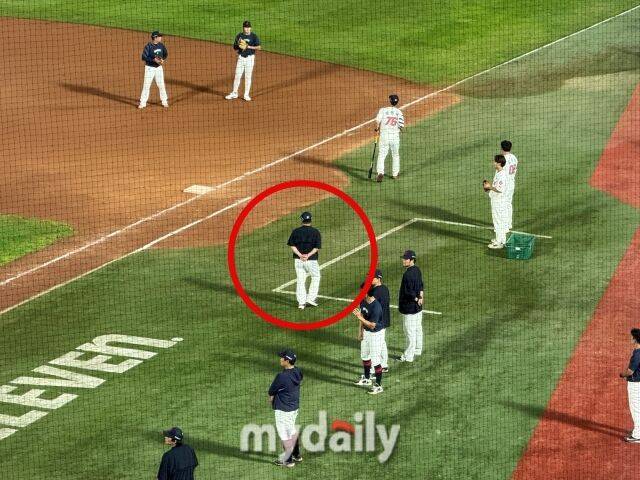 수비 훈련을 진행하고 있는 선수들을 지켜보고 있는 롯데 자이언츠 김태형 감독./부산 = 박승환 기자