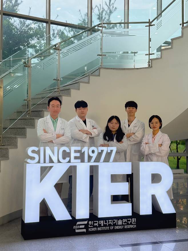 박성훈(왼쪽부터) 책임연구원, 이승민 인턴연구원, 조산성 학생연구원, 박준혁 학생연구원, 한유진 박사.[한국에너지기술연구원 제공]