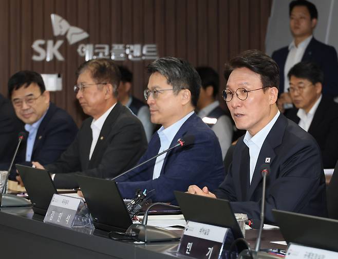 김민석 국무총리가 11일 경기도 용인시 처인구 용인 반도체 클러스터에서 열린 현장 간담회에서 모두 발언하고 있다.  [연합]