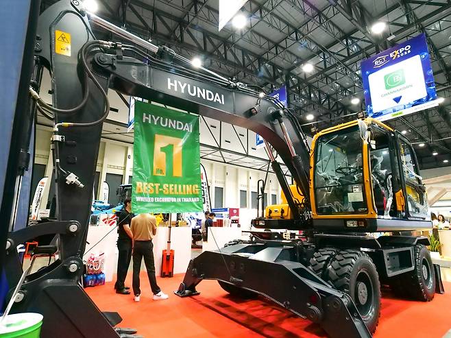 태국 방콕 건설·인프라 전시회 BCT 엑스포에 전시된 HD현대건설기계 14톤 중형 휠 굴착기. [HD현대 제공]