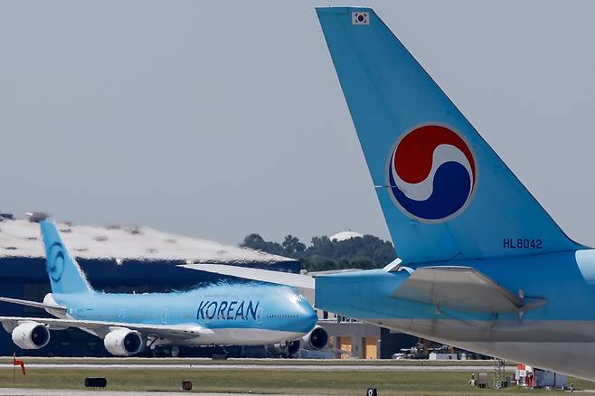 대한항공 여객기가 10일(현지시간) 미 조지아주 애틀랜타 국제공항에서 억류 한국인들을 귀국시키기 위해 대기하고 있다. [EPA]