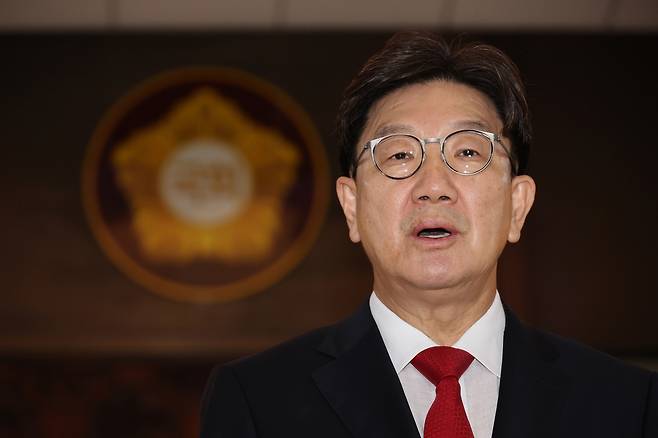 권성동 국민의힘 의원이 11일 서울 여의도 국회 본회의장을 나서 입장을 밝히고 있다. [연합]