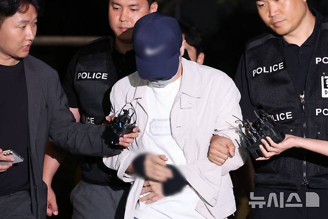 [서울=뉴시스] 권창회 기자 = 삼부토건 주가조작 의혹 사건의 '키맨' 이기훈씨가 목포에서 체포돼 11일 서울 종로구 김건희 특검팀으로 호송되어 오고 있다. 2025.09.11. kch0523@newsis.com