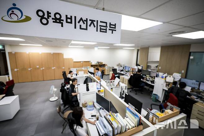 [서울=뉴시스] 정병혁 기자 = 서울 중구 양육비이행관리원 양육비선지급부에서 직원들이 업무를 보고 있다. 2025.07.01. jhope@newsis.com