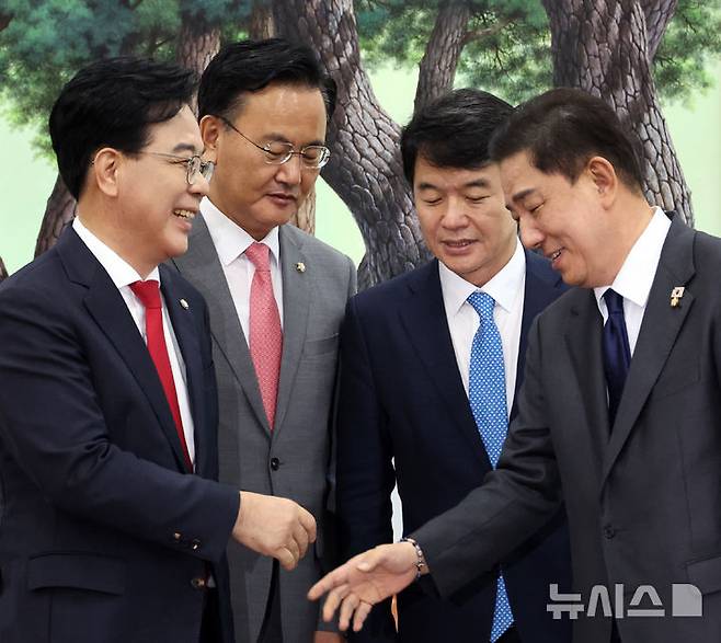 [서울=뉴시스] 김금보 기자 = 송언석(왼쪽) 국민의힘 원내대표와 김병기 더불어민주당 원내대표가 10일 오후 서울 여의도 국회에서 악수를 하고 있다. 왼쪽부터 국민의힘 송 원내대표와 유상범 원내운영수석부대표, 더불어민주당 문진석 원내운영수석부대표와 김 원내대표. 2025.09.10. kgb@newsis.com