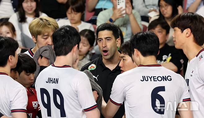 [천안=뉴시스] 강종민 기자 = 6일 충남 천안 유관순체육관에서 열린 2025 대한민국과 네덜란드 남자배구 국가대표 평가전에서 이사나예 라미레스 한국 감독이 작전지시를 하고 있다. 2025.06.06. ppkjm@newsis.com