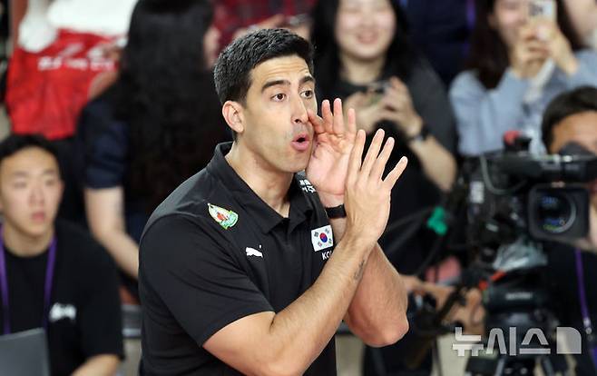 [천안=뉴시스] 강종민 기자 = 6일 충남 천안 유관순체육관에서 열린 2025 대한민국과 네덜란드 남자배구 국가대표 평가전에서 이사나예 라미레스 한국 감독이 작전지시를 하고 있다. 2025.06.06. ppkjm@newsis.com