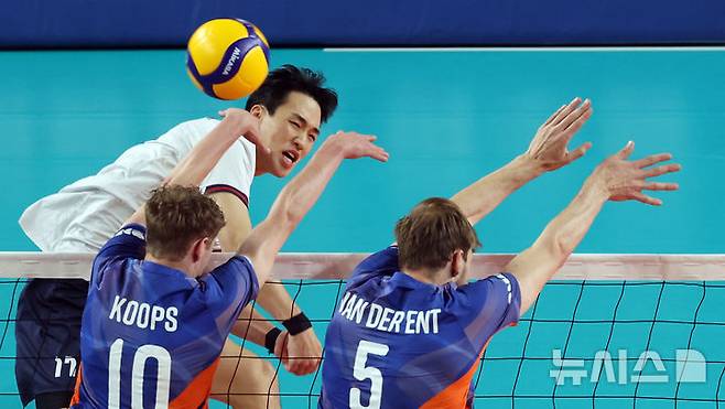 [천안=뉴시스] 강종민 기자 = 6일 충남 천안 유관순체육관에서 열린 2025 대한민국과 네덜란드 남자배구 국가대표 평가전에서 한국 임동혁이 강스파이크를 때리고 있다. 2025.06.06. ppkjm@newsis.com