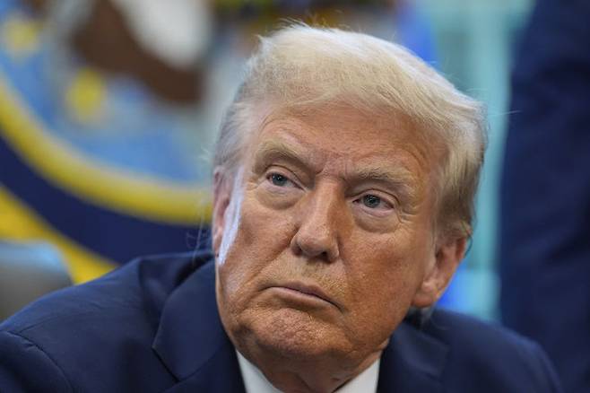 [워싱턴=AP/뉴시스]유럽연합(EU)이 도널드 트럼프 미국 행정부의 '대(對)중국·인도 100% 관세 부과' 요구를 수용하지 않을 것으로 보인다고 10일(현지 시간) 월스트리트저널(WSJ)이 보도했다. 사진은 트럼프 대통령이 5일 워싱턴DC 백악관 집무실에서 행정명령에 서명한 뒤 발언하는 모습. 2025.09.11.