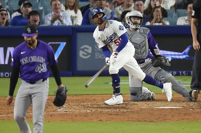 [로스앤젤레스=AP/뉴시스] LA 다저스 무키 베츠가 11일(한국 시간) 미국 캘리포니아주 로스앤젤레스의 다저스타디움에서 열린 2025 메이저리그(MLB) 콜로라도 로키스와의 경기 8회 만루홈런을 치고 있다. 2025.09.11.