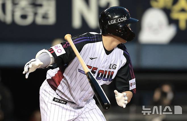 [서울=뉴시스] 정병혁 기자 = 2일 서울 송파구 잠실야구장에서 열린 2025 KBO리그 SSG 랜더스와 LG 트윈스의 경기, 3회말 1사 주자없는 상황 LG 홍창기가 안타를 치고 있다. 2025.05.02. jhope@newsis.com