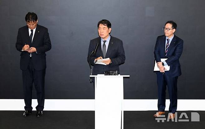 [서울=뉴시스] 정병혁 기자 = KT 주요 경영진들이 11일 서울 종로구 KT 광화문빌딩 웨스트 사옥에서 열린 소액결제 피해 관련 기자 브리핑에서 질의응답을 하고 있다. (공동취재) 2025.09.11. photo@newsis.com