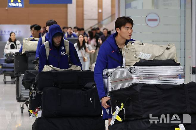 [인천공항=뉴시스] 권창회 기자 = 대한민국 축구대표팀 선수들이 11일 미국과 멕시코 친선전을 마치고 인천국제공항 제2여객터미널을 통해 귀국하고 있다. 2025.09.11. kch0523@newsis.com