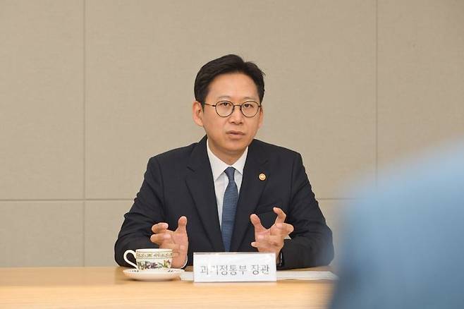 [서울=뉴시스] 배경훈 과학기술정보통신부 장관이 11일 서울 종로구 KT 광화문지사를 방문해 고객 무단 소액결제 침해사고 관련 조치 현황을 점검하고 국민의 불편과 불안을 최소화하기 위한 전사적인 조치를 당부하고 있다. (사진=과학기술정보통신부 제공) 2025.09.11. photo@newsis.com *재판매 및 DB 금지