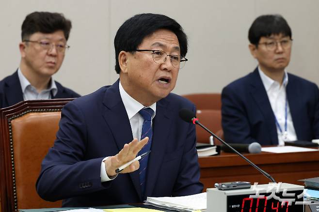 최교진 사회부총리 겸 교육부장관 후보자가 2일 서울 여의도 국회에서 열린 교육위원회 인사청문회 질의에 답변을 하고 있다. 윤창원 기자