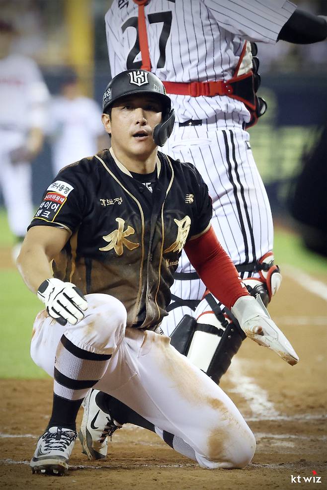 kt 황재균이 11일 LG와 원정에서 7회초 절묘한 슬라이딩으로 득점하고 있다. kt 위즈