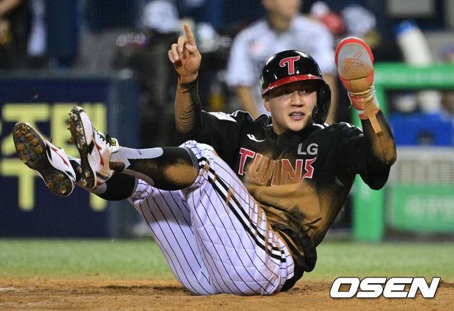 [OSEN=잠실, 조은정 기자]10일 오후 서울 잠실구장에서 ‘2025 신한 SOL Bank KBO리그’ 두산 베어스와 LG 트윈스의 경기가 열렸다.홈팀 두산은 콜어빈, 방문팀 LG는 손주영을 선발로 내세웠다.5회초 무사 2,3루에서 LG 최원영이 신민재의 희생타에 득점을 올린 뒤 비디오 판독을 요청하고 있다. 원심은 아웃이었으나 비디오판독으로 번복됐다. 2025.09.10 /cej@osen.co.kr