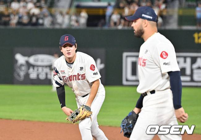 [OSEN=부산, 이석우 기자] 10일 부산 사직야구장에서 2025 신한 SOL 뱅크 KBO 리그 롯데 자이언츠와 한화 이글스의 경기가 열렸다. 홈팀 롯데는 감보아가, 방문팀 한화는 류현진이 선발 출전했다.롯데 자이언츠 나승엽이 3회초 한화 이글스 문현빈의 타구를 잡지 못하고 진루를 허용한 후 감보아를 바라보고 있다. 2025.09.10 / foto0307@osen.co.kr