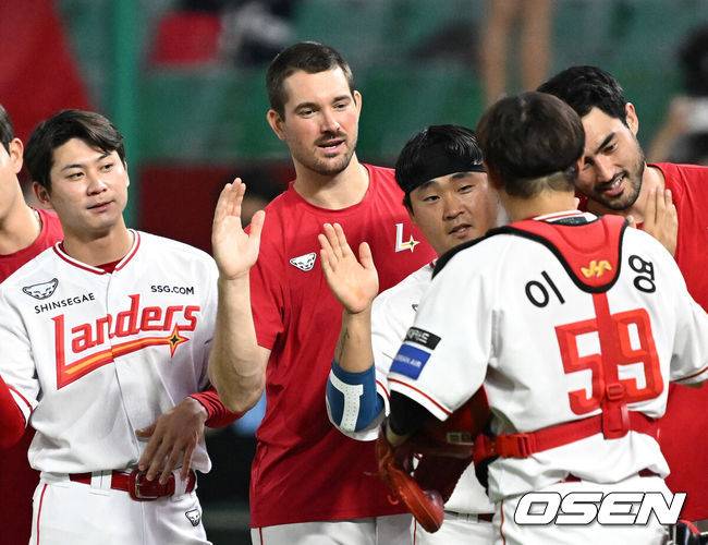 [OSEN=인천, 이대선 기자] SSG 랜더스는 31일 인천 SSG 랜더스필드에서 열린 2025 KBO리그 키움 히어로즈와의 경기에서 4-2로 승리했다.반면 7연패에 빠진 키움은 최하위에 머물렀다.경기 종료후 SSG 앤더슨이 동료들과 승리의 기쁨을 나누고 있다. 2025.07.31 /sunday@osen.co.kr
