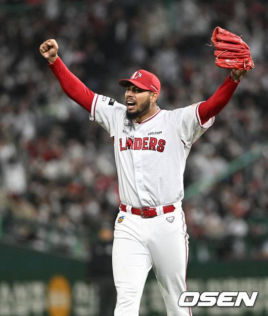 [OSEN=인천, 이대선 기자] 8일 오후 인천 SSG랜더스필드에서 ‘2022 KBO리그 포스트시즌 한국시리즈’ 6차전 SSG 랜더스와 키움 히어로즈의 경기가 열렸다.7회초 1사에서 SSG 폰트가 박성한의 호수비에 환호하고 있다. 2022.11.08 /sunday@osen.co.kr