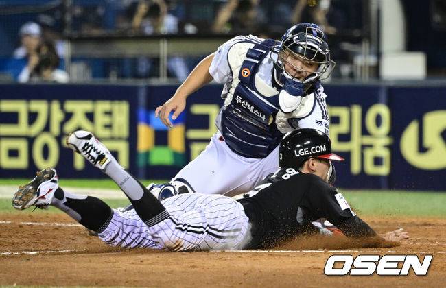 [OSEN=잠실, 조은정 기자]10일 오후 서울 잠실구장에서 ‘2025 신한 SOL Bank KBO리그’ 두산 베어스와 LG 트윈스의 경기가 열렸다.홈팀 두산은 콜어빈, 방문팀 LG는 손주영을 선발로 내세웠다.5회말 무사 2,3루에서 LG 최원영이 신민재의 희생타에 득점을 올리고 있다. 원심은 아웃이었으나 비디오판독으로 번복됐다. 2025.09.10 /cej@osen.co.kr