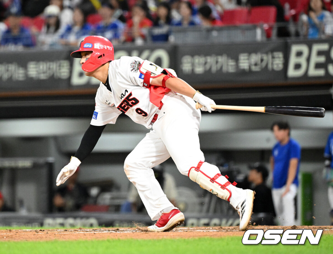 [OSEN=광주, 이대선 기자] 10일 오후 광주-기아 챔피언스필드에서 2025 신한 SOL Bank KBO리그 KIA 타이거즈와 삼성 라이온즈의 경기가 열렸다.KIA는 네일, 삼성은 가라비토를 선발 투수로 내세웠다.8회말 무사 1루에서 KIA 윤도현이 좌전 안타를 치고 있다. 2025.09.10 /sunday@osen.co.kr