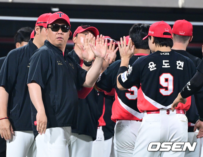 [OSEN=수원, 최규한 기자] ‘김도영 친구’ 윤도현이 데뷔 첫 연타석홈런을 터트리며 위기의 호랑이군단을 구했다. 프로야구 KIA 타이거즈는 1일 수원KT위즈파크에서 열린 2025 신한 SOL뱅크 KBO리그 KT 위즈와의 시즌 9차전에서 5-3으로 승리했다. KIA는 최근 2연패, 원정 4연패에서 탈출하며 시즌 27승 1무 28패를 기록했다. 주말시리즈 마지막 경기를 승리로 장식, 스윕패를 면했다.경기를 마치고 KIA 이범호 감독과 윤도현이 인사를 나누고 있다. 2025.06.01 / dreamer@osen.co.kr