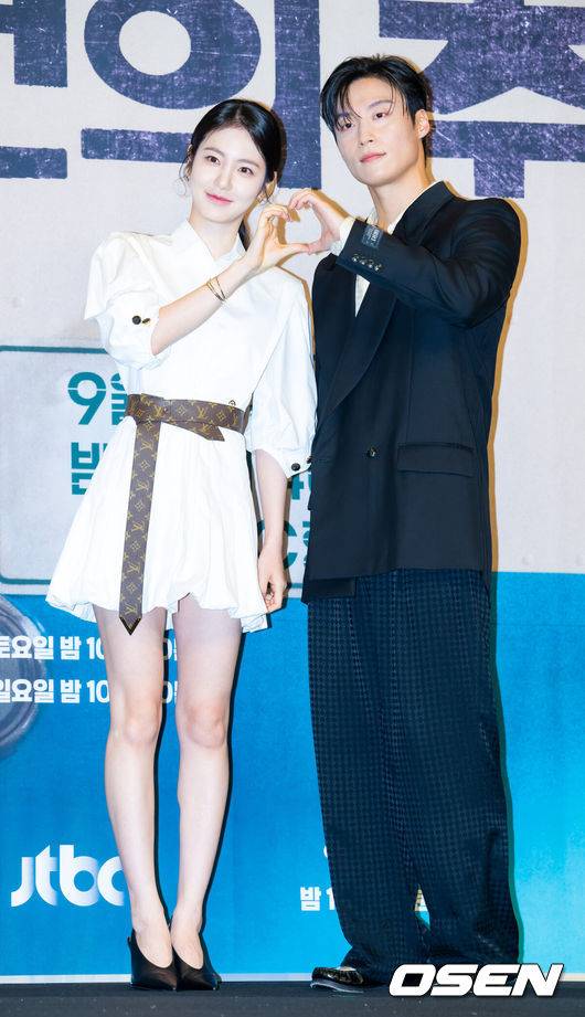 [OSEN=민경훈 기자] 11일 오후 서울 구로구 신도림동 더링크서울 호텔에서 JTBC 새 토일드라마 '백번의 추억' 제작발표회가 열렸다.오는&nbsp;13일&nbsp;첫 방송되는&nbsp; '백번의 추억'(극본 양희승·김보람, 연출 김상호)은 100번 버스의 안내양 고영례(김다미 분)와 서종희(신예은 분)의 빛나는 우정,&nbsp;그리고 두 친구의 운명적 남자 한재필(허남준 분)을 둘러싼 애틋한 첫사랑을 그린 뉴트로 청춘 멜로 드라마다배우 신예은, 허남준이 포토타임을 갖고 있다. 2025.09.11 /rumi@osen.co.kr