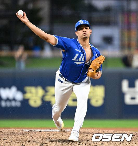 [OSEN=광주, 이대선 기자] 10일 오후 광주-기아 챔피언스필드에서 2025 신한 SOL Bank KBO리그 KIA 타이거즈와 삼성 라이온즈의 경기가 열렸다.KIA는 네일, 삼성은 가라비토를 선발 투수로 내세웠다.1회말 무사에서 삼성 선발투수 가라비토가 역투하고 있다. 2025.09.10 /sunday@osen.co.kr